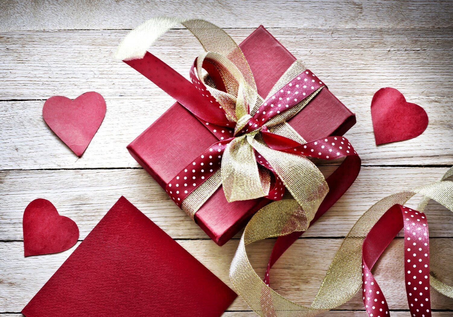 7014432-valentines-day-gift-box-ribbon-hearts-love